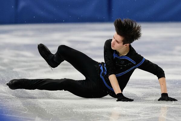 Украинский фигурист Кирилл Марсак завершил свое выступление на произвольной программе, заняв лишь 19-ю позицию. Сразу после выступления он выразил недовольство действиями российского коллеги Петром Гуменником и руководством Международного олимпийского комитета (МОК). Согласно комментариям Марсака, снятие с соревнований украинского скелетониста Владислава Гераскевича оказало сильное негативное влияние на его эмоциональное состояние, а последующее участие вслед за российским спортсменом завершило полосу неудачи. На фото:  падение Кирилла Марсака прямо во время исполнения произвольной программы. - Sputnik Казахстан