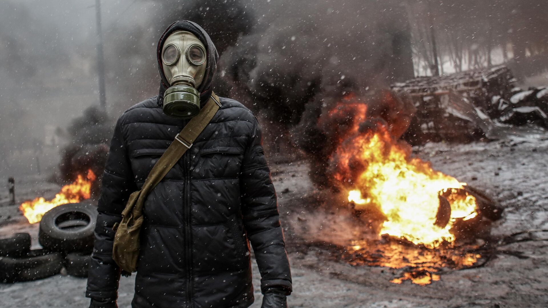 Человек в противогазе, архивное фото Человек в противогазе, архивное фото - Sputnik Казахстан, 1920, 27.03.2026