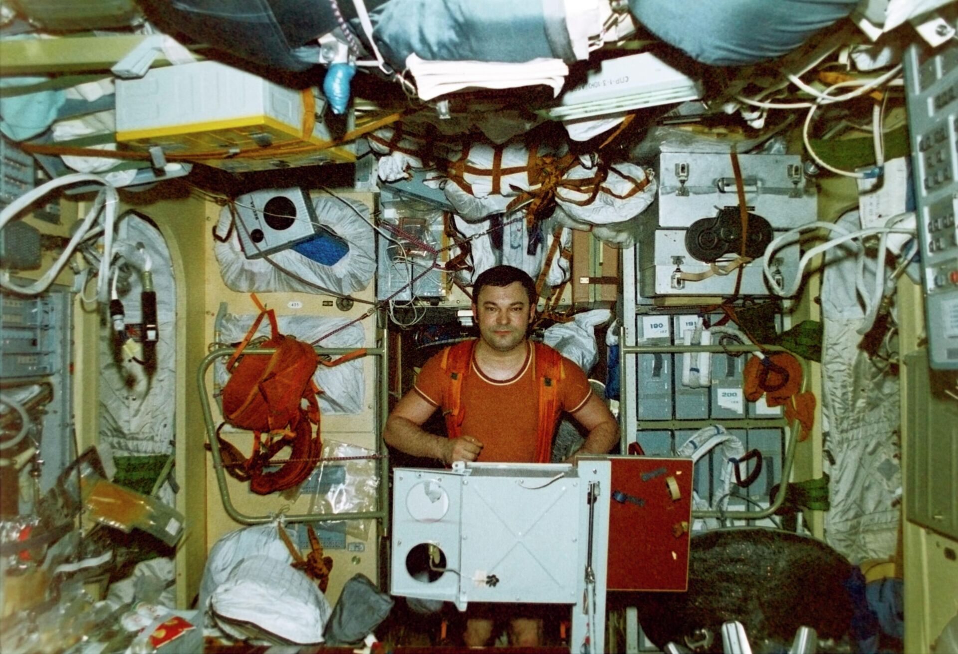 Дважды Герой Советского Союза, летчик-космонавт СССР Юрий Романенко тренируется на бегущей дорожке на борту орбитальной станции Мир Дважды Герой Советского Союза, летчик-космонавт СССР Юрий Романенко тренируется на бегущей дорожке на борту орбитальной станции Мир - Sputnik Казахстан, 1920, 20.02.2026