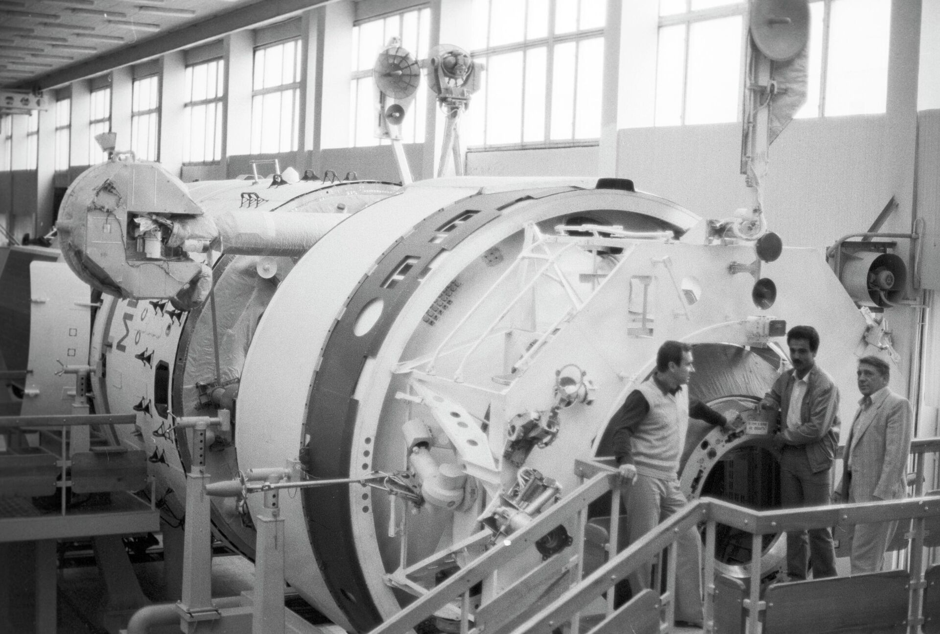 Экипаж космического корабля Союз ТМ-6 у макета станции Мир Экипаж космического корабля Союз ТМ-6 у макета станции Мир - Sputnik Казахстан, 1920, 20.02.2026