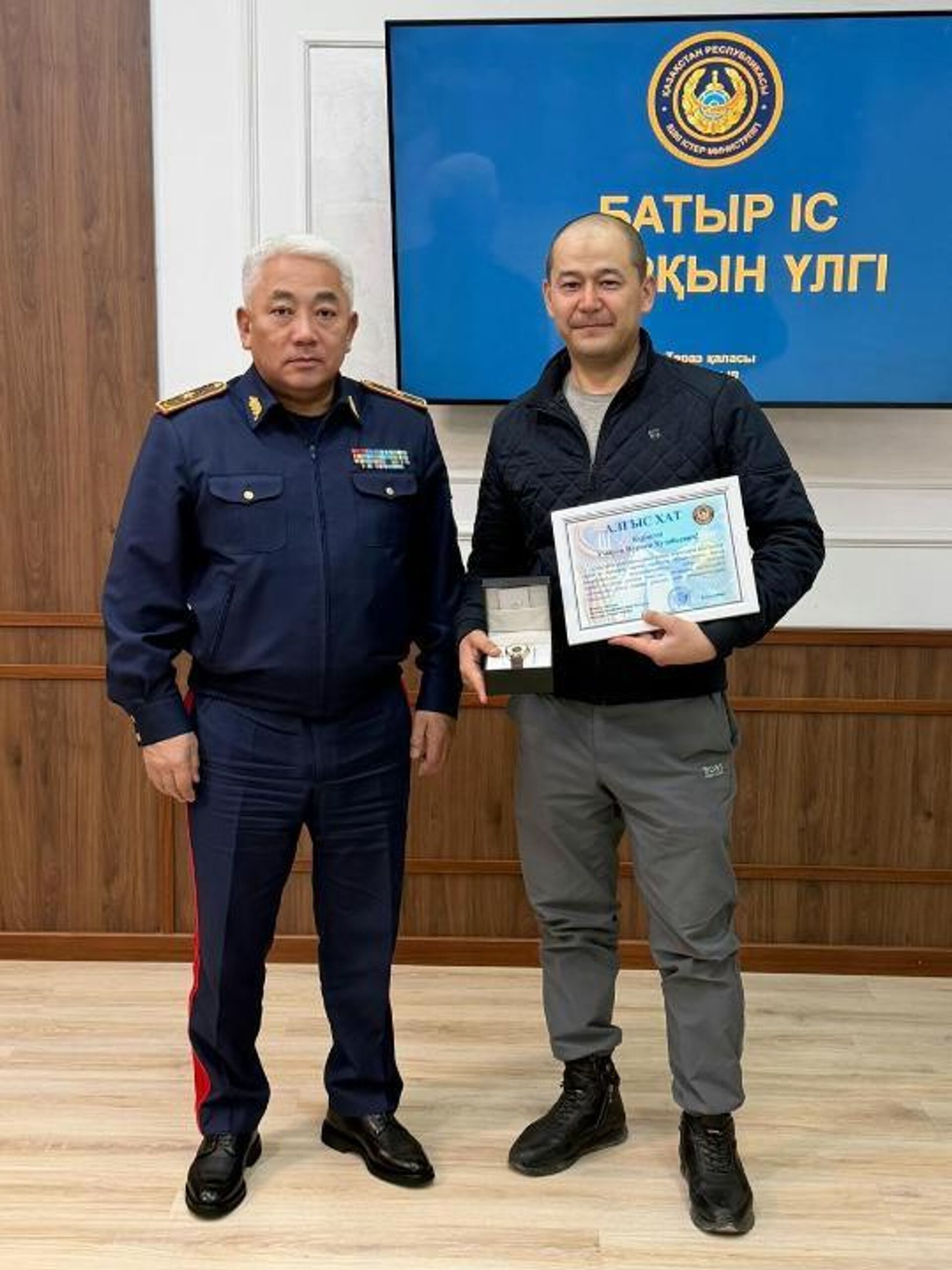 Департамент полиции Жамбылской области наградил жителя Тараза за спасение девочки - Sputnik Казахстан, 1920, 20.02.2026