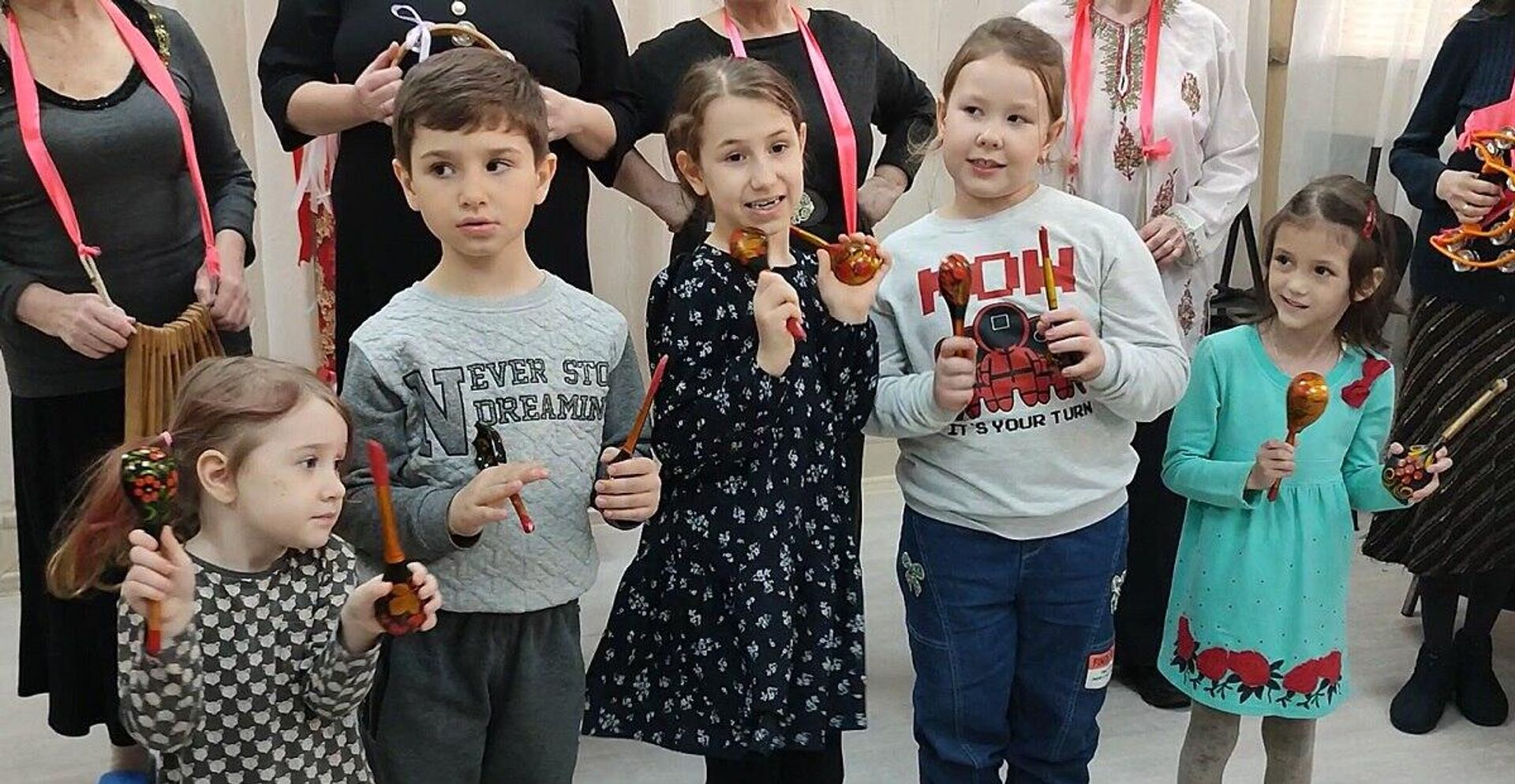 Дети с удовольствием репетируют в Театре народной песни Марины Грановой Дети с удовольствием репетируют в Театре народной песни Марины Грановой - Sputnik Казахстан, 1920, 20.02.2026