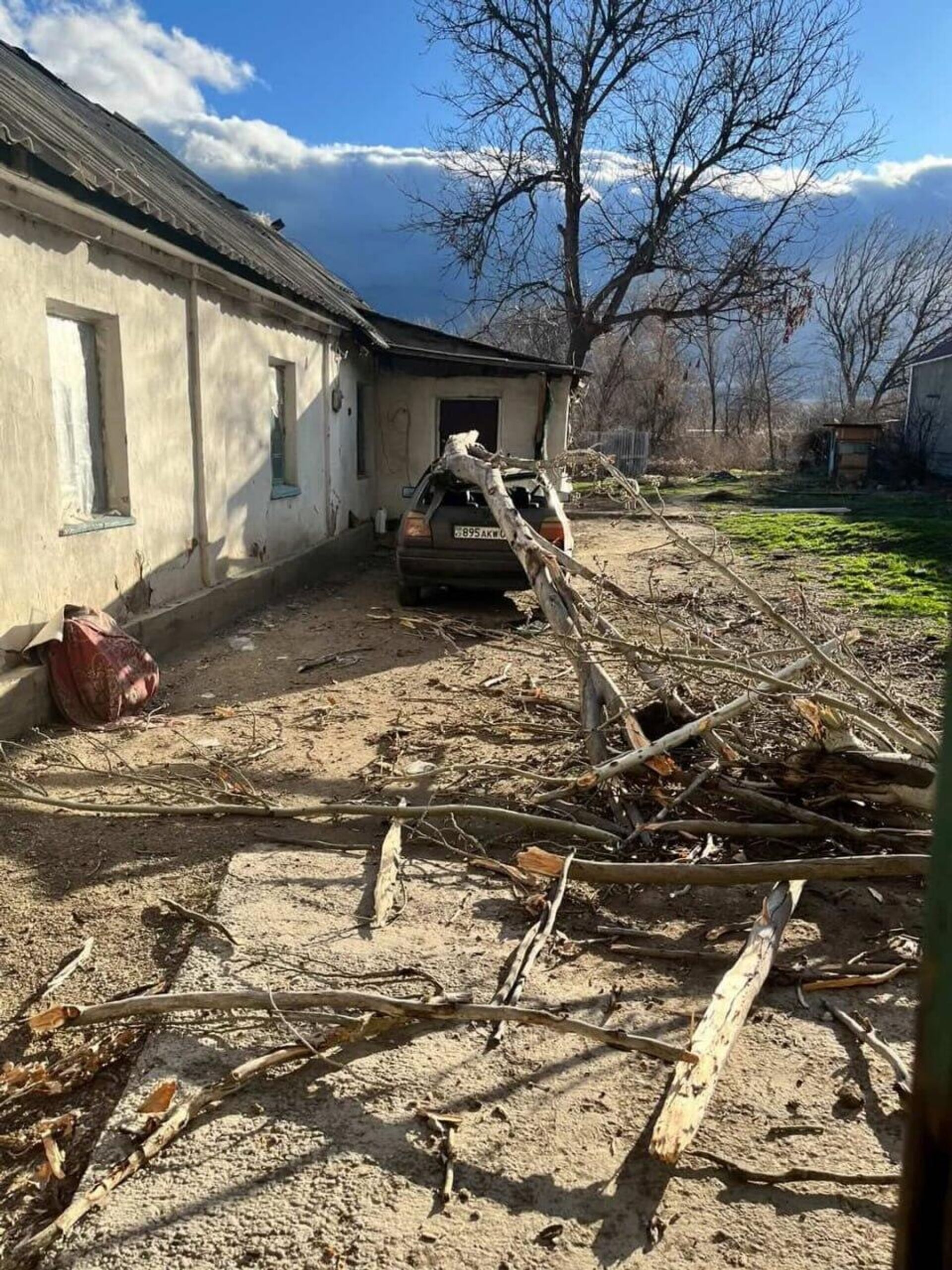 Сильный ветер разрушил автомобили и строения в Жамбылской области - Sputnik Казахстан, 1920, 21.02.2026