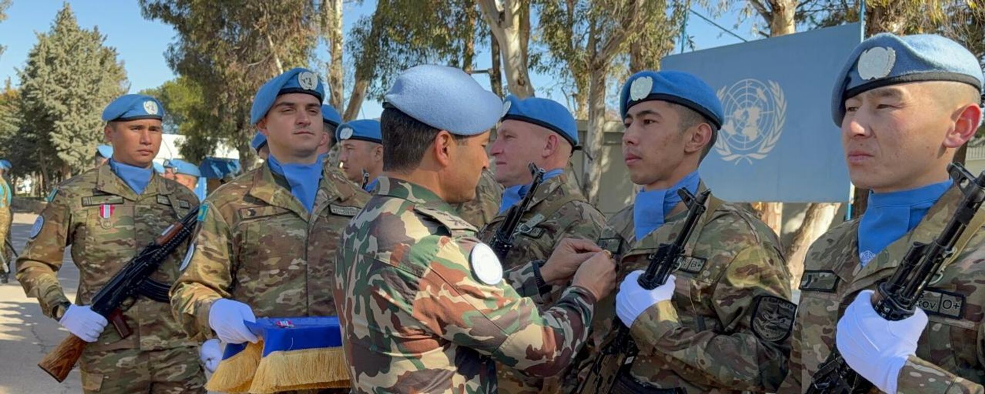 Казахстанские миротворцы на Голанских высотах удостоены медалей ООН Казахстанские миротворцы на Голанских высотах удостоены медалей ООН - Sputnik Казахстан, 1920, 21.02.2026