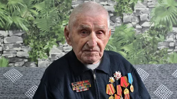 С вековым юбилеем ветерана Василия Григораша поздравил аким Павлодарской области Асаин Байханов - Sputnik Қазақстан