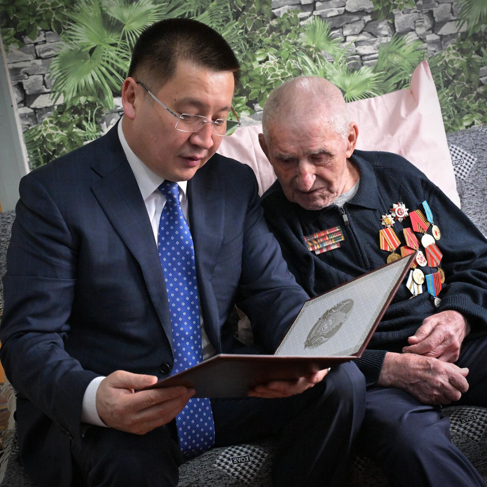 С вековым юбилеем ветерана Василия Григораша поздравил аким Павлодарской области Асаин Байханов - Sputnik Қазақстан, 1920, 21.02.2026