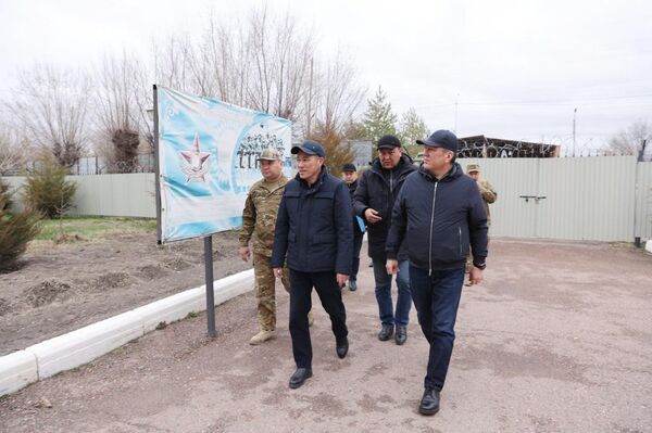 Первый замакима Жамбылской области Нуржан Календеров ознакомился с последствиями урагана в районе Т.Рыскулова Первый замакима Жамбылской области Нуржан Календеров ознакомился с последствиями урагана в районе Т.Рыскулова - Sputnik Казахстан