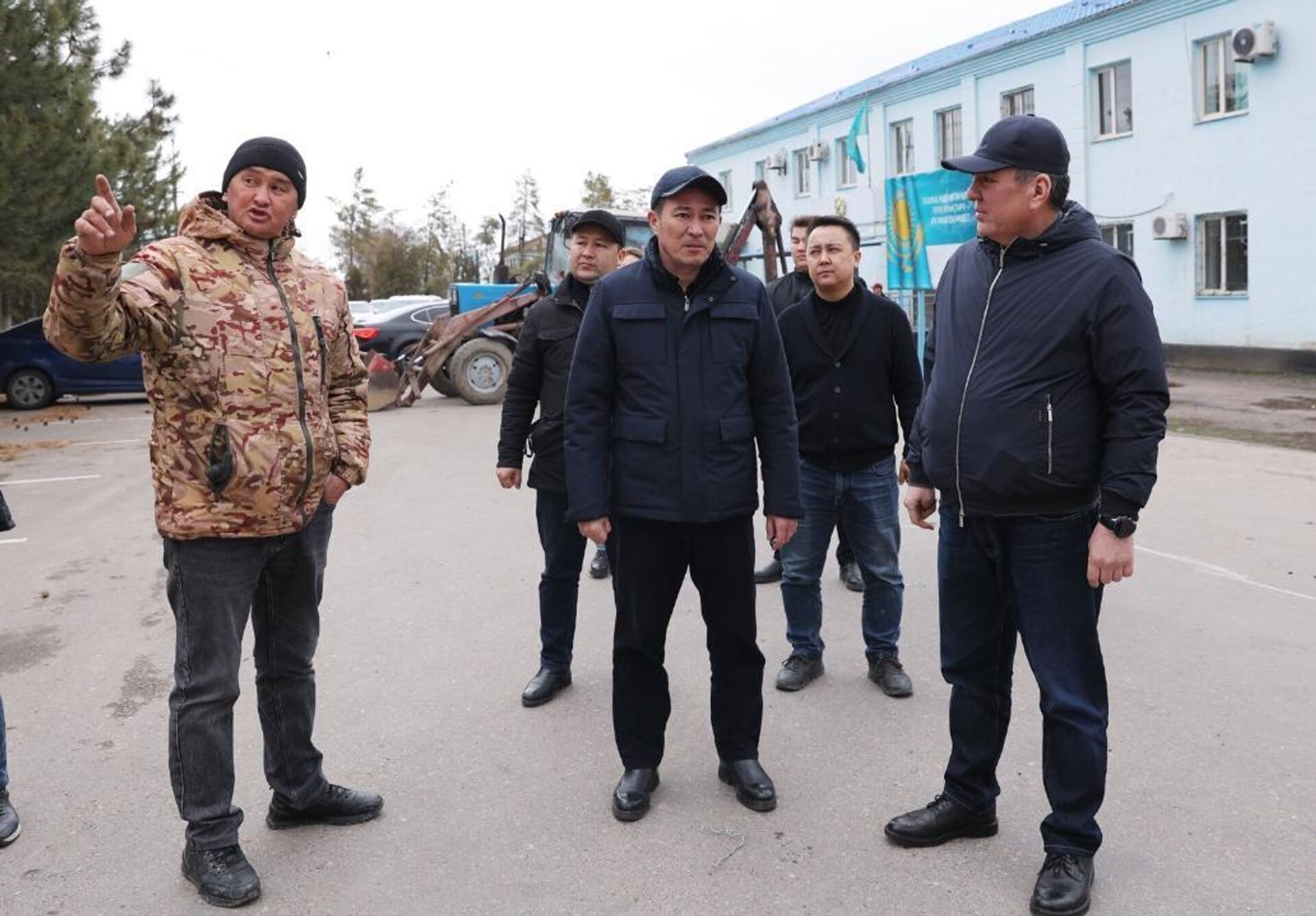 Первый замакима Жамбылской области Нуржан Календеров ознакомился с последствиями урагана в районе Т.Рыскулова - Sputnik Қазақстан, 1920, 21.02.2026