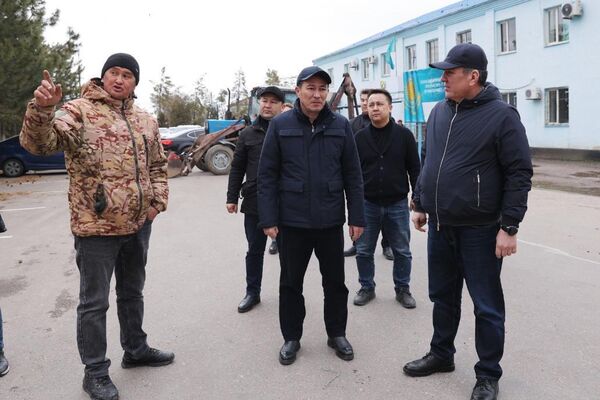 Первый замакима Жамбылской области Нуржан Календеров ознакомился с последствиями урагана в районе Т.Рыскулова Первый замакима Жамбылской области Нуржан Календеров ознакомился с последствиями урагана в районе Т.Рыскулова - Sputnik Казахстан