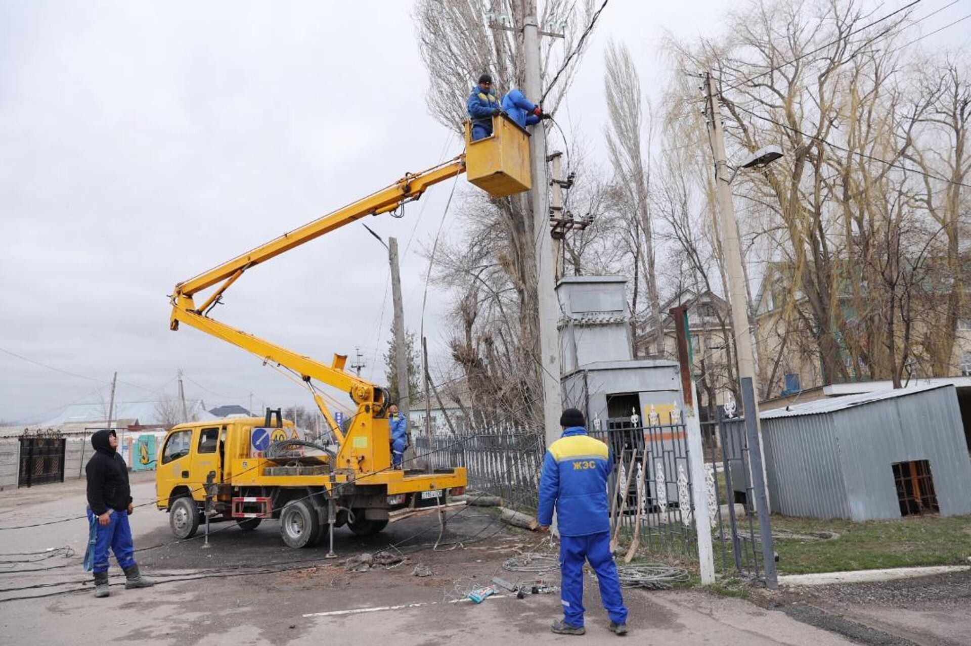 Первый замакима Жамбылской области Нуржан Календеров ознакомился с последствиями урагана в районе Т.Рыскулова - Sputnik Қазақстан, 1920, 21.02.2026