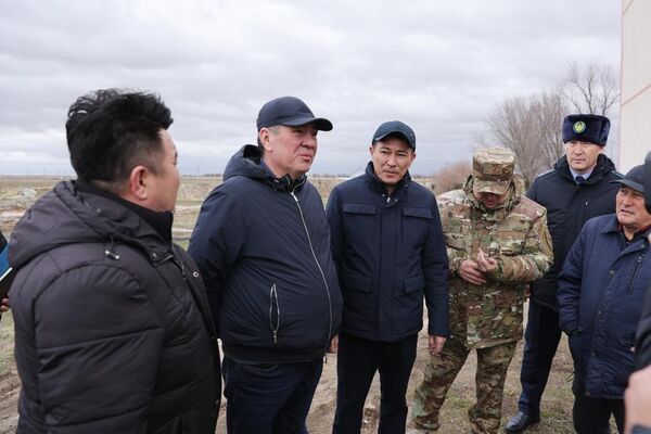 Первый замакима Жамбылской области Нуржан Календеров ознакомился с последствиями урагана в районе Т.Рыскулова Первый замакима Жамбылской области Нуржан Календеров ознакомился с последствиями урагана в районе Т.Рыскулова - Sputnik Казахстан