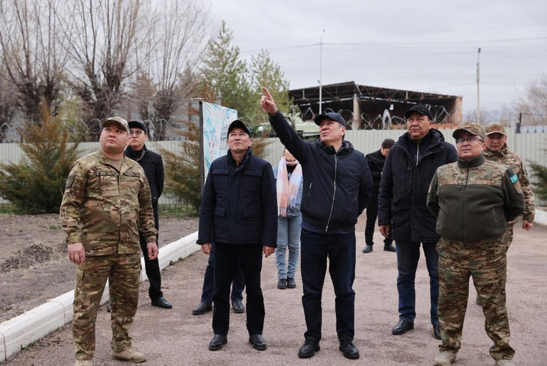 Первый замакима Жамбылской области Нуржан Календеров ознакомился с последствиями урагана в районе Т.Рыскулова - Sputnik Қазақстан, 1920, 21.02.2026