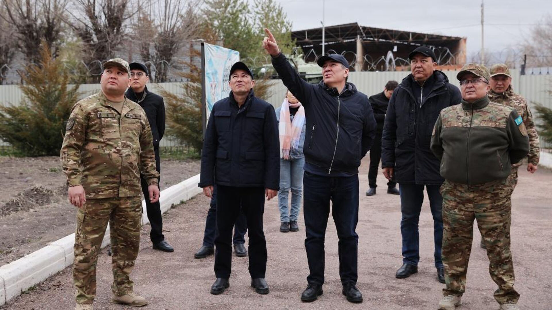 Первый замакима Жамбылской области Нуржан Календеров ознакомился с последствиями урагана в районе Т.Рыскулова Первый замакима Жамбылской области Нуржан Календеров ознакомился с последствиями урагана в районе Т.Рыскулова - Sputnik Казахстан, 1920, 21.02.2026