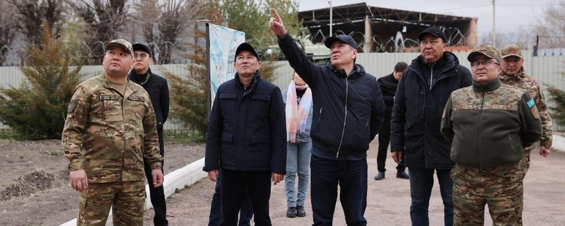 Первый замакима Жамбылской области Нуржан Календеров ознакомился с последствиями урагана в районе Т.Рыскулова - Sputnik Казахстан, 1920, 21.02.2026