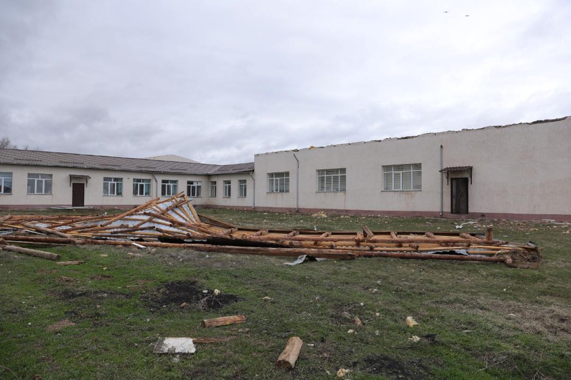 Первый замакима Жамбылской области Нуржан Календеров ознакомился с последствиями урагана в районе Т.Рыскулова Первый замакима Жамбылской области Нуржан Календеров ознакомился с последствиями урагана в районе Т.Рыскулова - Sputnik Казахстан, 1920, 21.02.2026