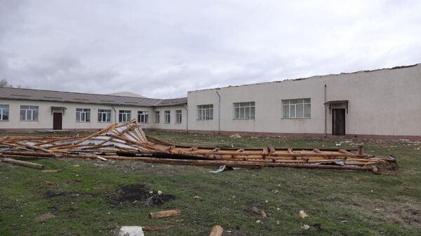 Первый замакима Жамбылской области Нуржан Календеров ознакомился с последствиями урагана в районе Т.Рыскулова - Sputnik Қазақстан