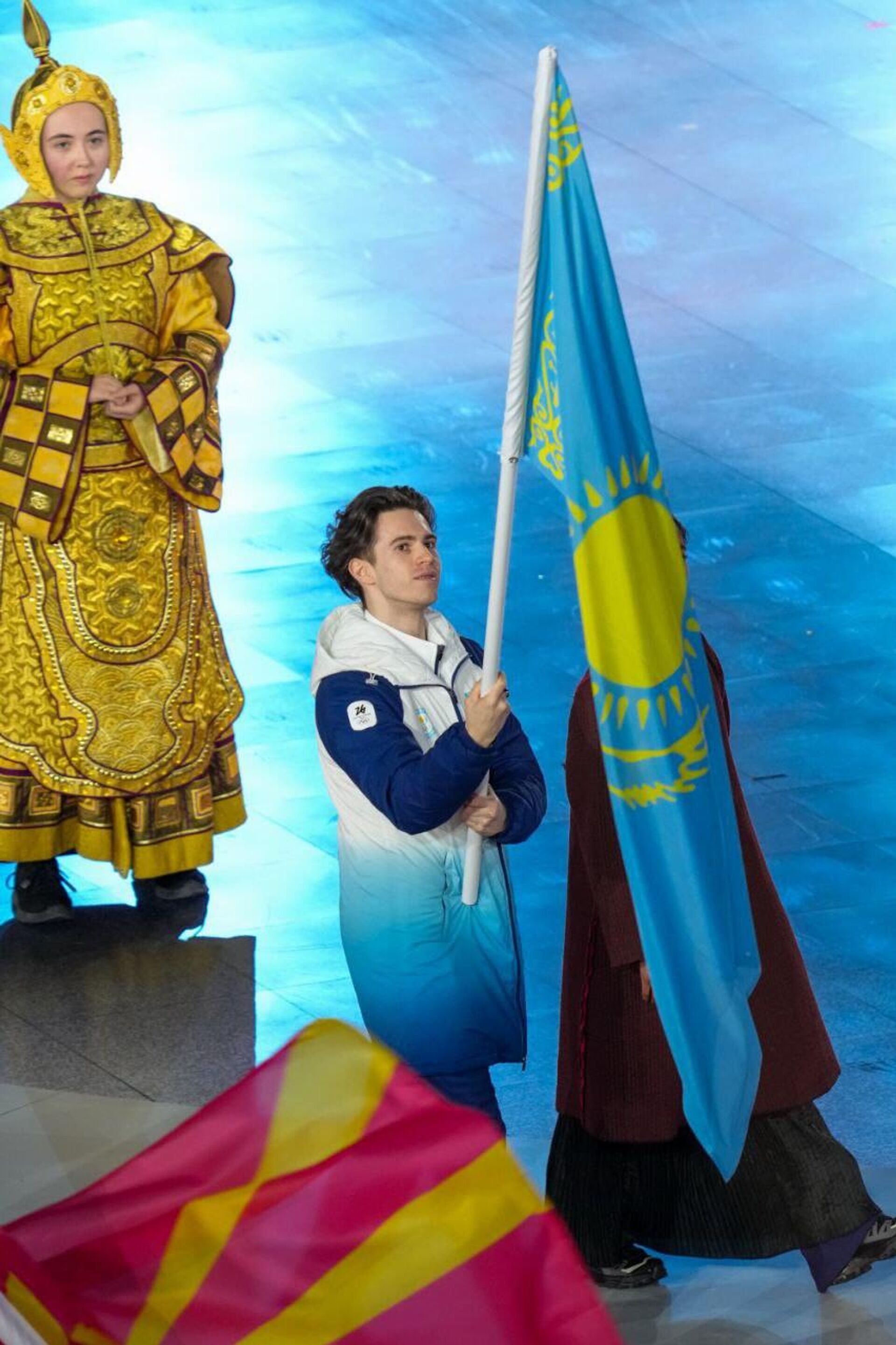 Михаил Шайдоров пронес флаг Казахстана на церемонии закрытия Олимпиады в Италии Михаил Шайдоров пронес флаг Казахстана на церемонии закрытия Олимпиады в Италии - Sputnik Казахстан, 1920, 23.02.2026