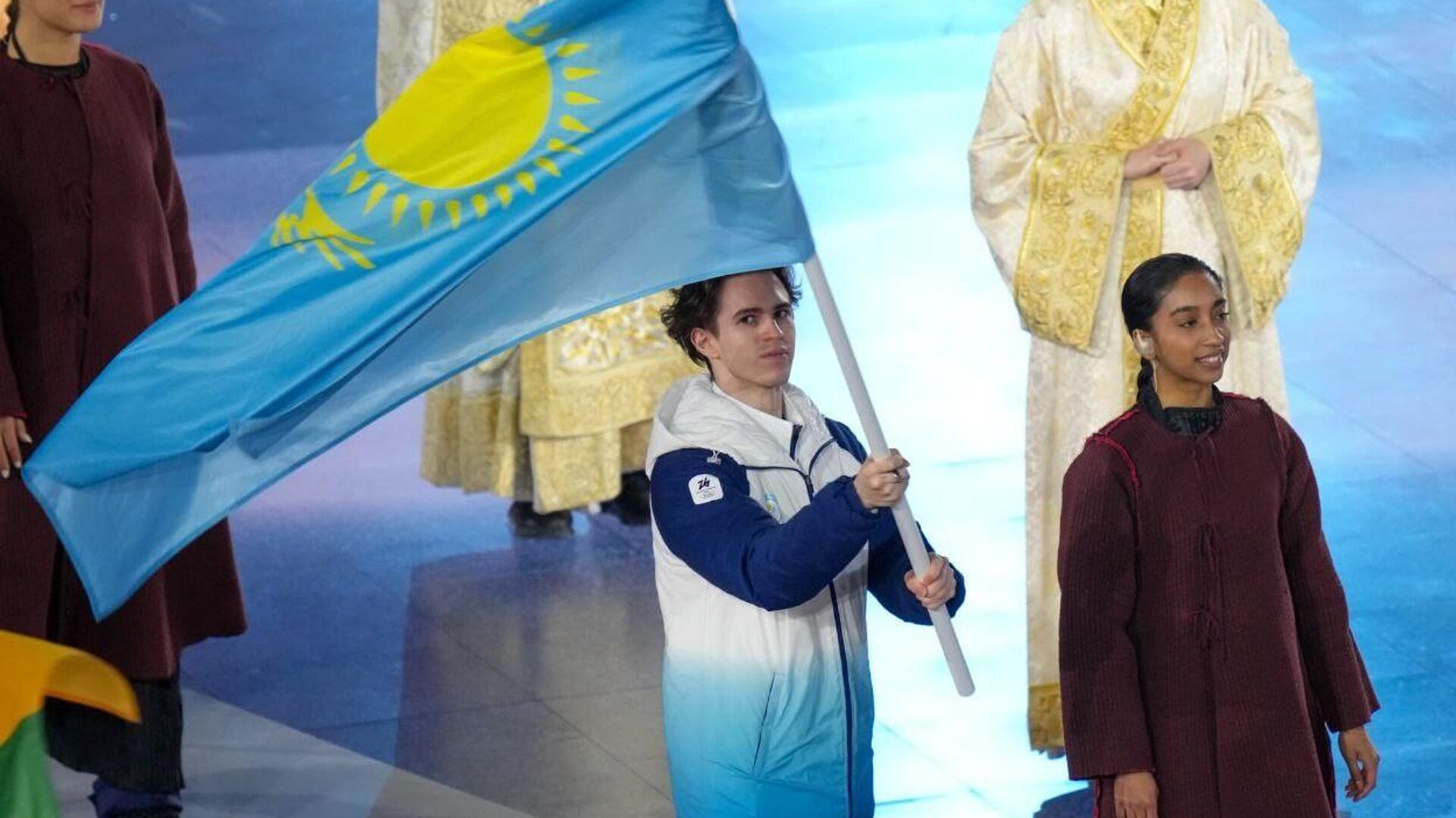 Михаил Шайдоров пронес флаг Казахстана на церемонии закрытия Олимпиады в Италии Михаил Шайдоров пронес флаг Казахстана на церемонии закрытия Олимпиады в Италии - Sputnik Казахстан, 1920, 23.02.2026