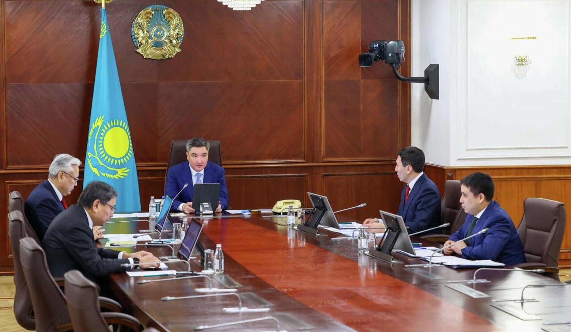 Премьер Казахстана Олжас Бектенов провел заседание совета директоров Самрук-Казына - Sputnik Казахстан, 1920, 23.02.2026