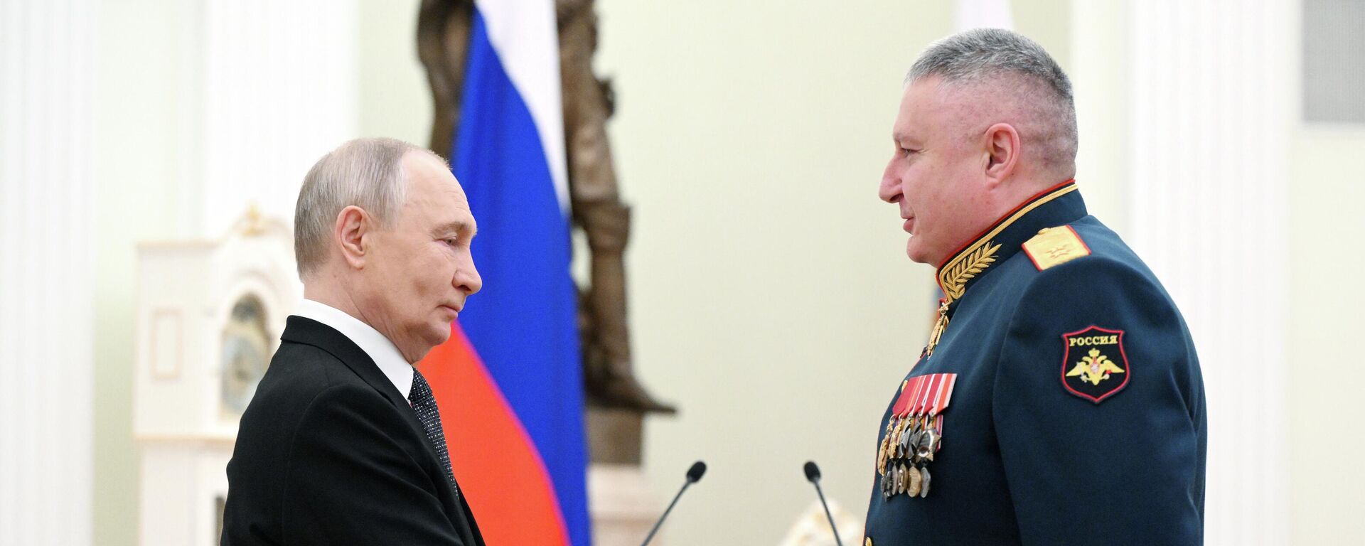 Президент РФ Владимир Путин и заместитель командующего войсками Центрального военного округа генерал-лейтенант Арутюн Дарбинян - Sputnik Казахстан, 1920, 23.02.2026