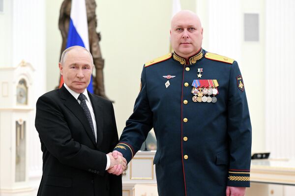 Президент РФ Владимир Путин и командир 68 армейского корпуса Восточного военного округа генерал-майор Евгений Ковылин, удостоенный звания Героя Российской Федерации Президент РФ Владимир Путин и командир 68 армейского корпуса Восточного военного округа генерал-майор Евгений Ковылин, удостоенный звания Героя Российской Федерации - Sputnik Казахстан