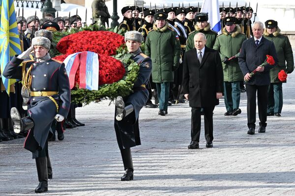 Президент Владимир Путин возложил цветы к Могиле Неизвестного Солдата Президент Владимир Путин возложил цветы к Могиле Неизвестного Солдата - Sputnik Казахстан