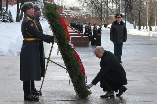 Президент Владимир Путин возложил цветы к Могиле Неизвестного Солдата Президент Владимир Путин возложил цветы к Могиле Неизвестного Солдата - Sputnik Казахстан