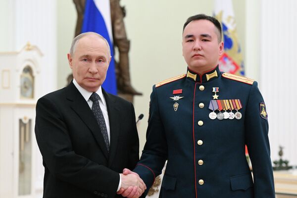 Президент РФ Владимир Путин и командир роты мотострелкового батальона 60 отдельной мотострелковой бригады 5 общевойсковой армии Восточного военного округа старший лейтенант Василь Ямалетдинов Президент РФ Владимир Путин и командир роты мотострелкового батальона 60 отдельной мотострелковой бригады 5 общевойсковой армии Восточного военного округа старший лейтенант Василь Ямалетдинов - Sputnik Казахстан