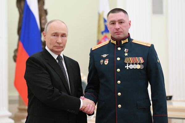 Президент РФ Владимир Путин и командир роты мотострелкового батальона 5 отдельной мотострелковой бригады 51 общевойсковой армии Южного военного округа старший лейтенант Владимир Силенко Президент РФ Владимир Путин и командир роты мотострелкового батальона 5 отдельной мотострелковой бригады 51 общевойсковой армии Южного военного округа старший лейтенант Владимир Силенко - Sputnik Казахстан