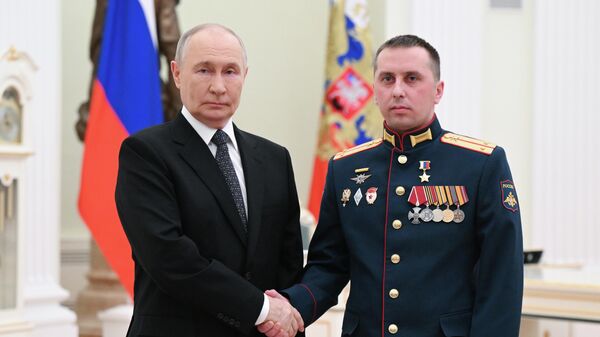 Президент РФ Владимир Путин и командир противотанковой артиллерийской батареи Южного военного округа лейтенант Михаил Король   - Sputnik Казахстан