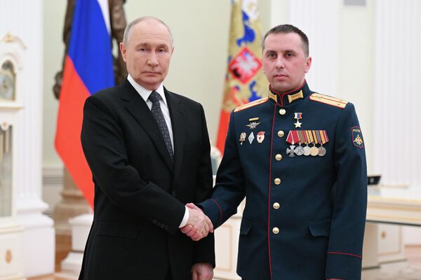 Президент РФ Владимир Путин и командир противотанковой артиллерийской батареи 4 отдельной мотострелковой бригады 3 общевойсковой армии Южного военного округа лейтенант Михаил Король, Президент РФ Владимир Путин и командир противотанковой артиллерийской батареи 4 отдельной мотострелковой бригады 3 общевойсковой армии Южного военного округа лейтенант Михаил Король, - Sputnik Казахстан