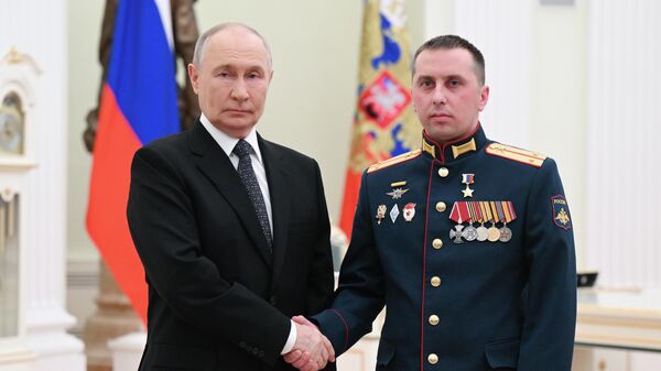 Президент РФ Владимир Путин и командир противотанковой артиллерийской батареи Южного военного округа лейтенант Михаил Король  - Sputnik Казахстан