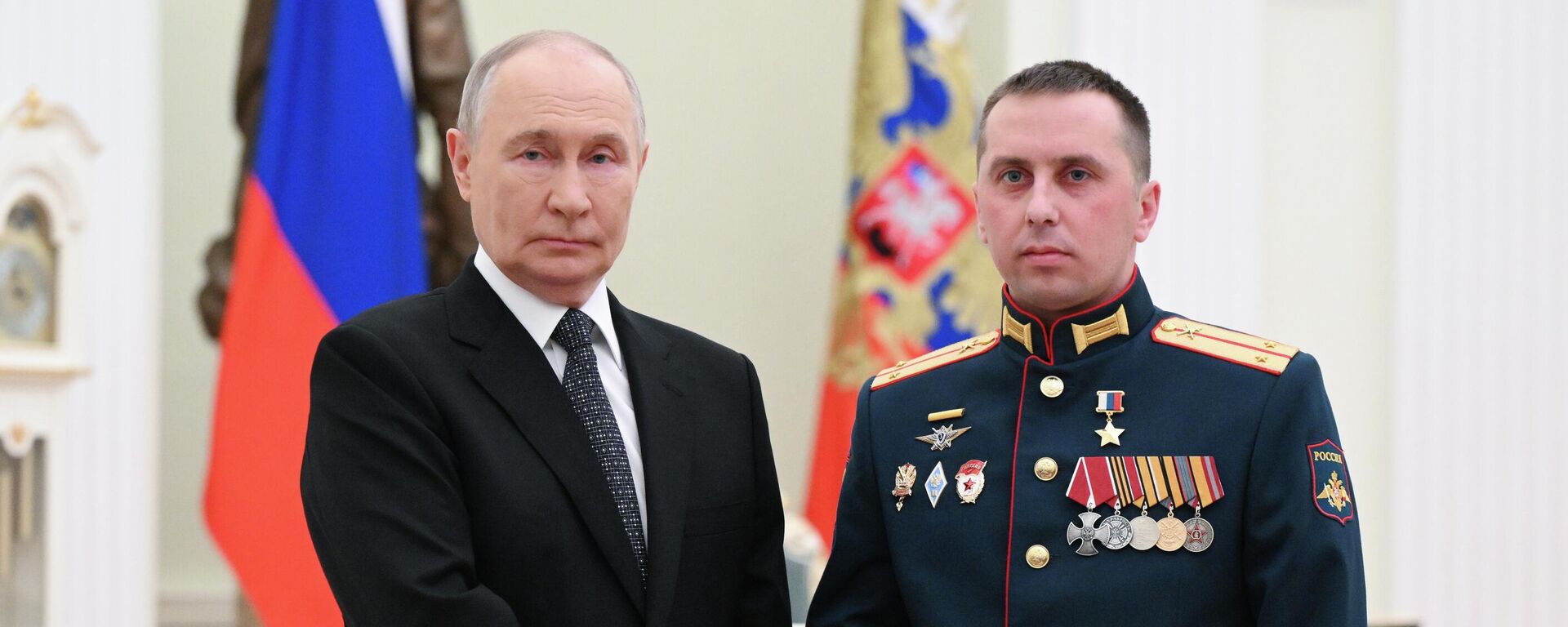 Президент РФ Владимир Путин и командир противотанковой артиллерийской батареи Южного военного округа лейтенант Михаил Король Президент РФ Владимир Путин и командир противотанковой артиллерийской батареи Южного военного округа лейтенант Михаил Король - Sputnik Казахстан, 1920, 27.02.2026