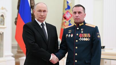 Президент РФ Владимир Путин и командир противотанковой артиллерийской батареи 4 отдельной мотострелковой бригады 3 общевойсковой армии Южного военного округа лейтенант Михаил Король,