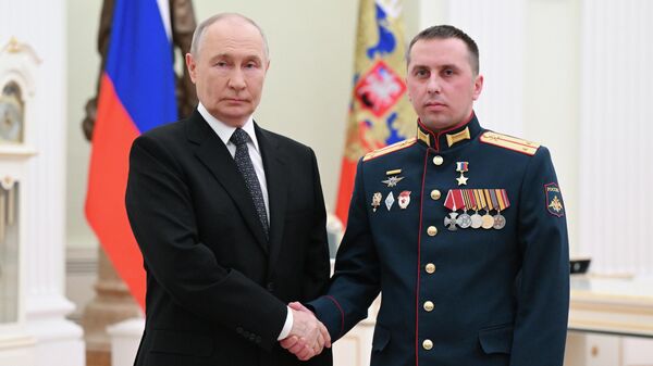Президент РФ Владимир Путин и командир противотанковой артиллерийской батареи Южного военного округа Михаил Король - Sputnik Казахстан