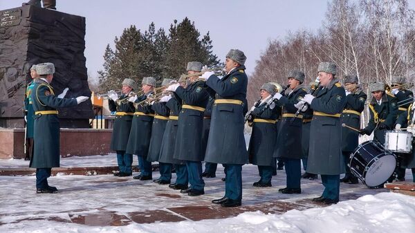 В Астане возложили цветы к памятнику генералу Панфилову и мемориалу 28 Героям-Панфиловцам - Sputnik Казахстан