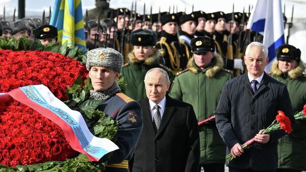 Президент Владимир Путин возложил цветы к Могиле Неизвестного Солдата - Sputnik Казахстан