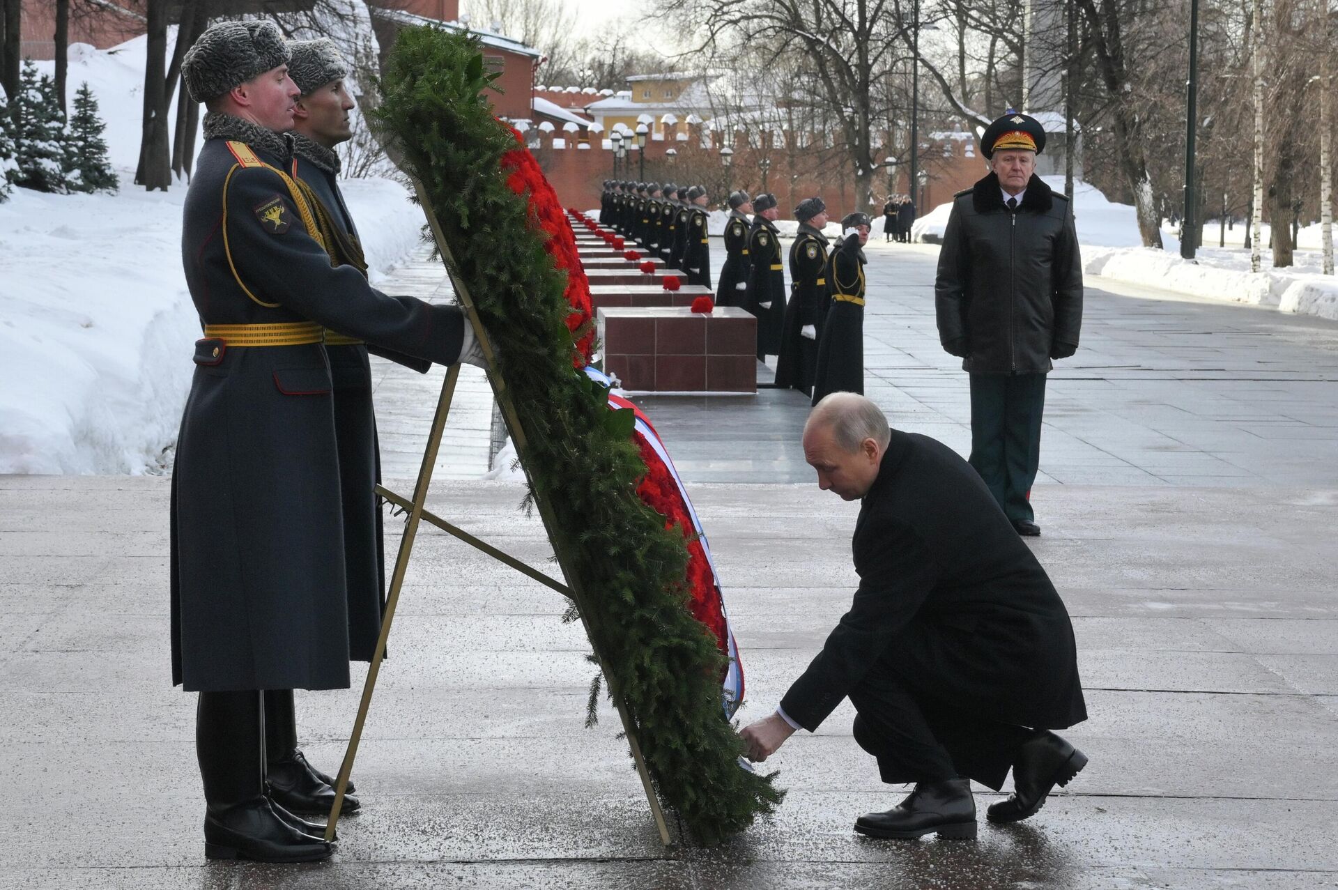 Президент Владимир Путин возложил цветы к Могиле Неизвестного Солдата - Sputnik Казахстан, 1920, 23.02.2026