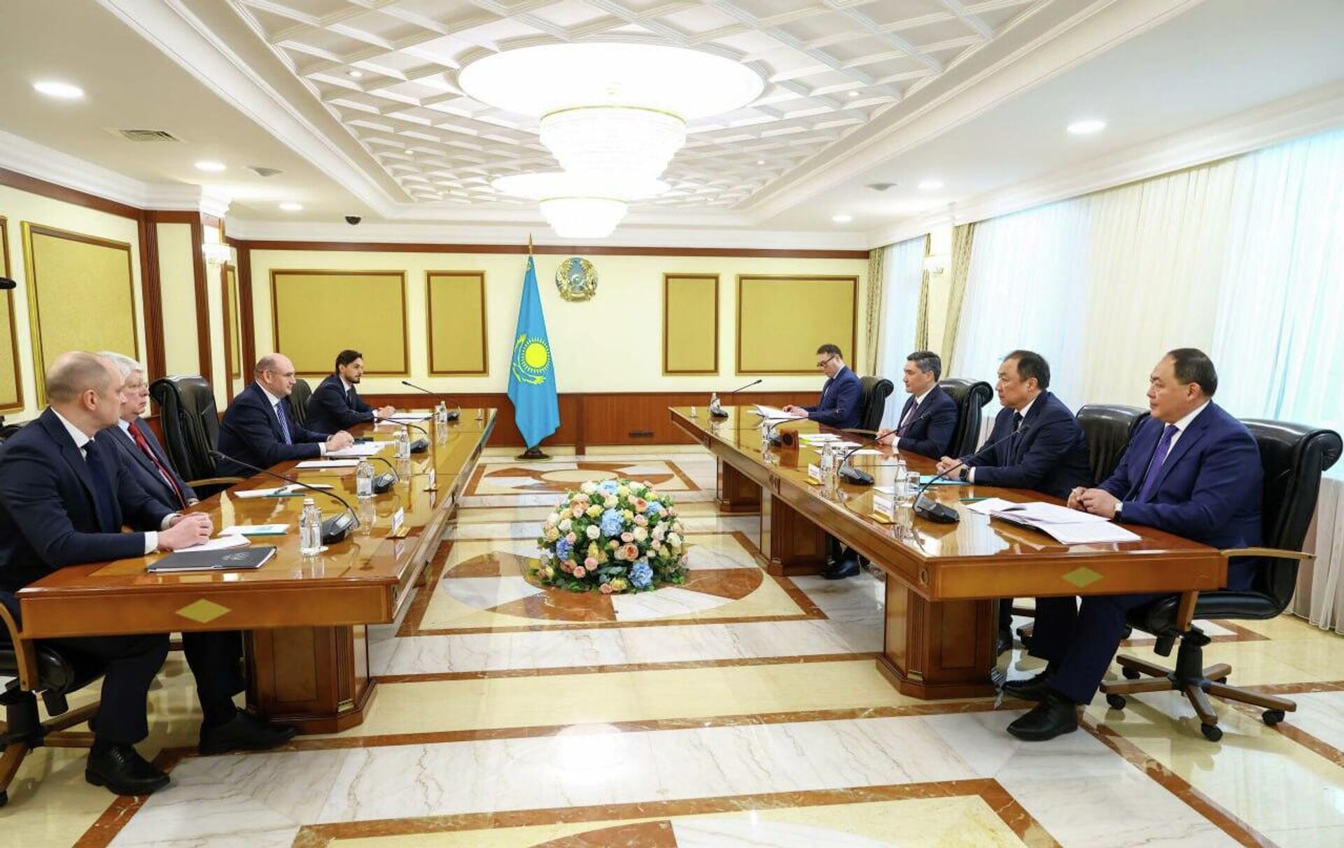 Премьер Олжас Бектенов обсудил с губернатором Оренбургской области РФ Евгением Солнцевым вопросы приграничного сотрудничества - Sputnik Казахстан, 1920, 24.02.2026