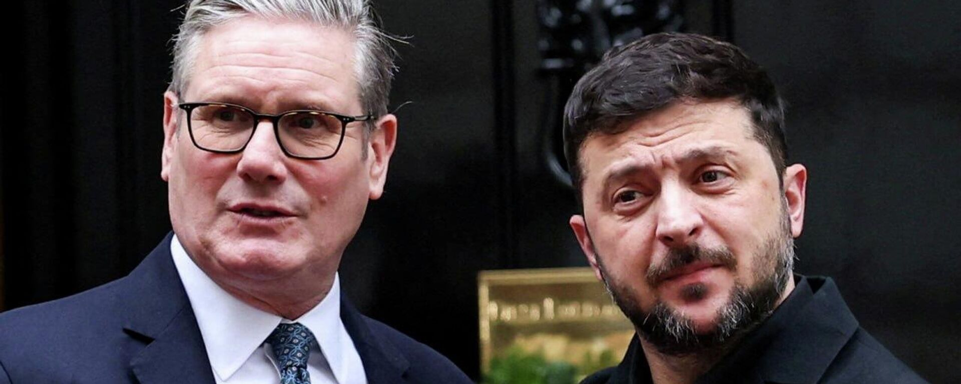 Премьер-министр Великобритании Кир Стармер и президент Украины Владимир Зеленский - Sputnik Казахстан, 1920, 24.02.2026