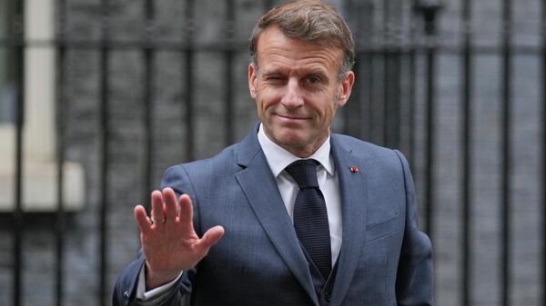 Президент Украины Владимир Зеленский (слева) и президент Франции Эммануэль Макрон входят в Елисейский дворец - Sputnik Казахстан