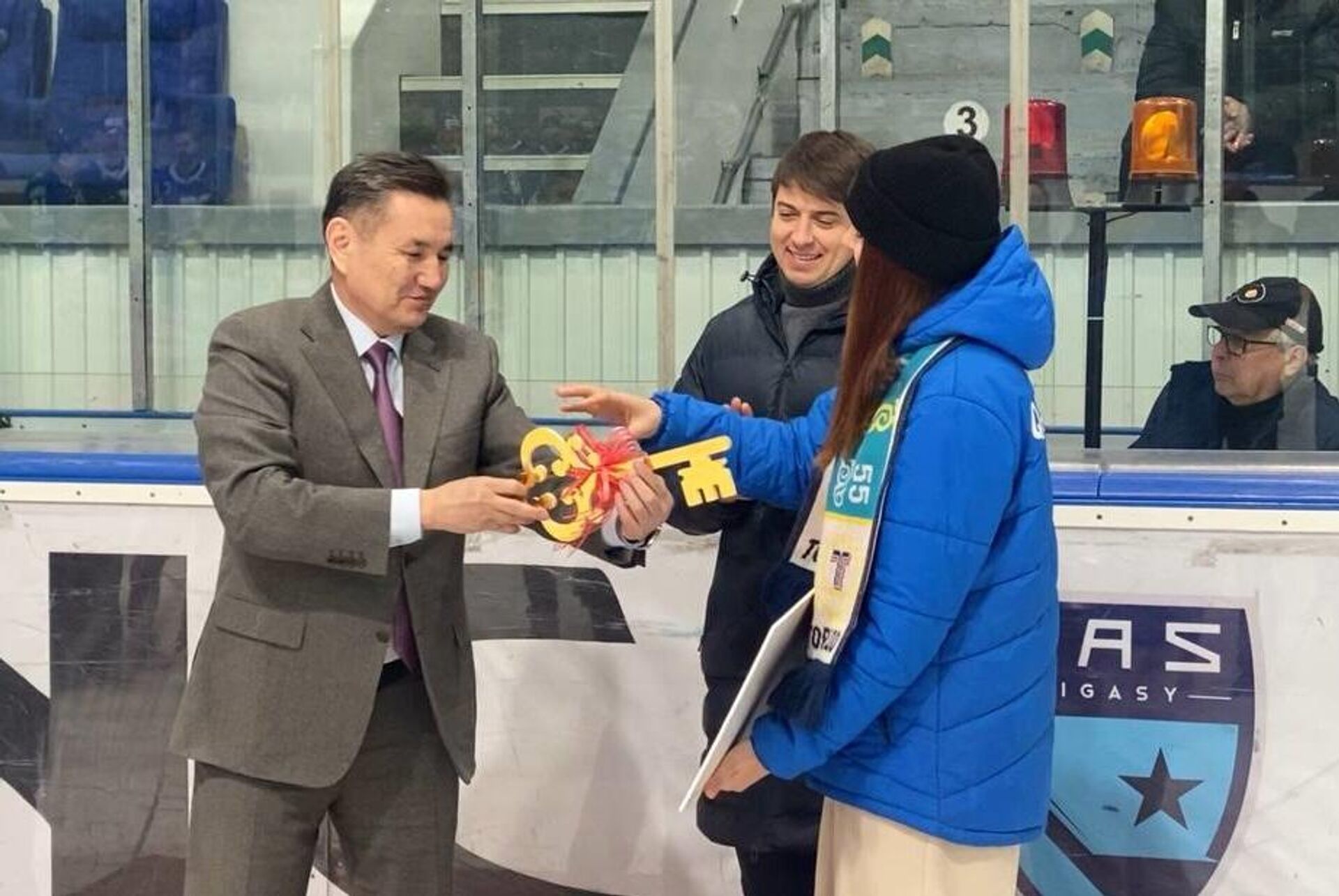 Чемпионке XXV Сурдлимпийских игр Фаине Мейрмановой аким ВКО вручил сертификат от квартиры - Sputnik Казахстан, 1920, 25.02.2026