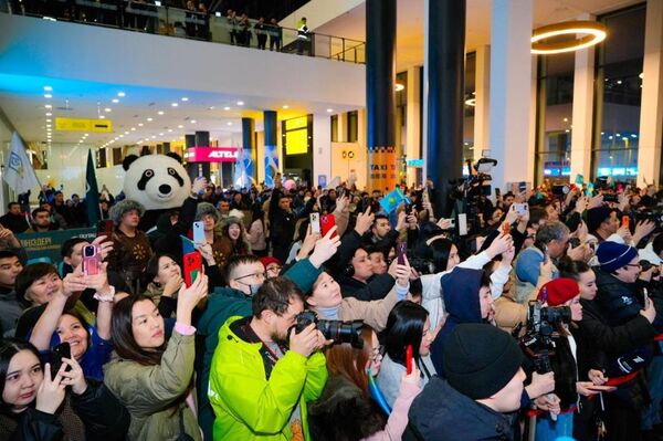 В Астане встретили фигуристов Михаила Шайдорова и Софью Самоделкину - Sputnik Казахстан