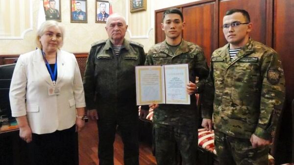 Курсант Дальневосточного гвардейского высшего общевойскового командного училища Адилет Серикбай был поощрен грамотой Минобороны РФ - Sputnik Казахстан