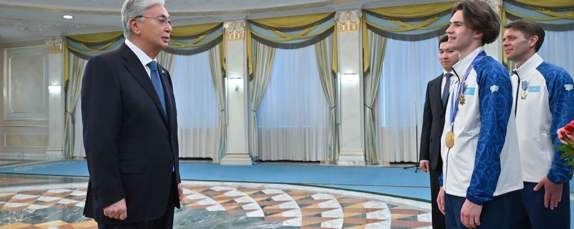 Касым-Жомарт Токаев наградил чемпиона ХХV зимних Олимпийских игр Михаила Шайдорова  - Sputnik Казахстан, 1920, 25.02.2026