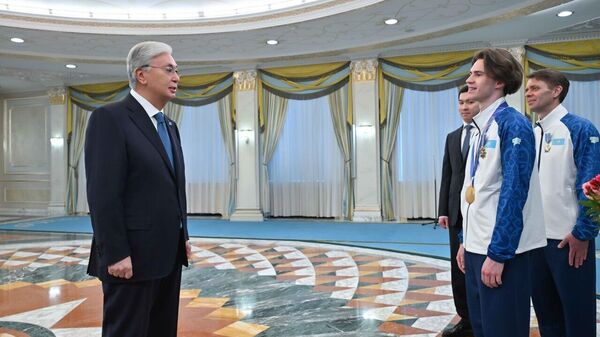 Касым-Жомарт Токаев наградил чемпиона ХХV зимних Олимпийских игр Михаила Шайдорова  - Sputnik Казахстан