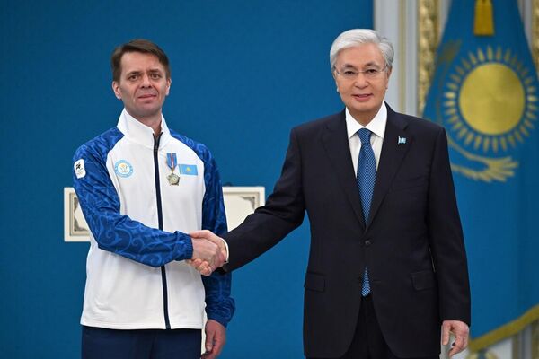 Тоқаев XXV Қысқы Олимпиада ойындарының чемпионы Михаил Шайдоровты марапаттады - Sputnik Қазақстан
