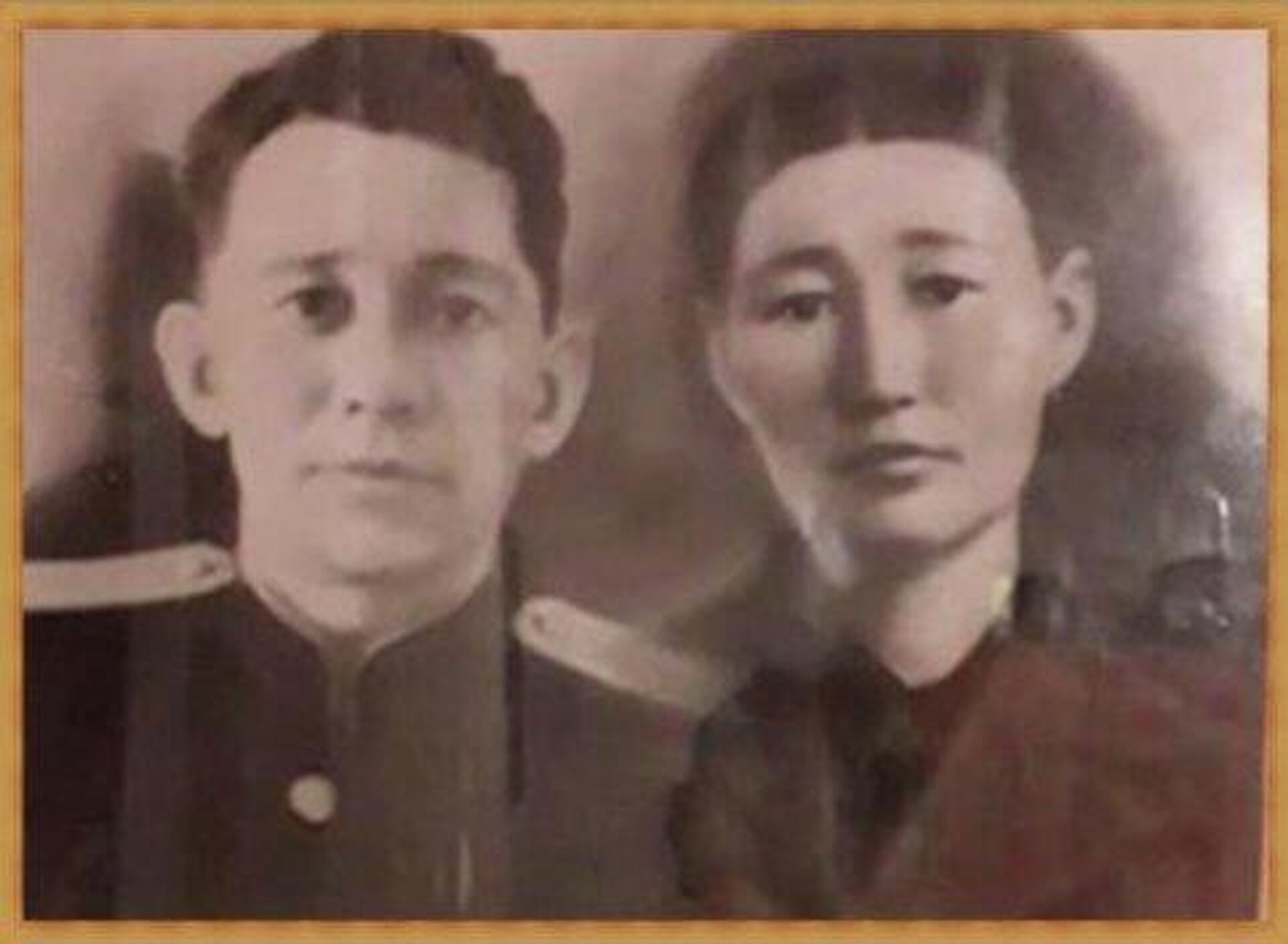 Генконсул РФ в Уральске Алексей Грубый вручил удостоверения к ордену Красной Звезды детям ветерана ВОВ Сабыра Кужекешева  - Sputnik Казахстан, 1920, 26.02.2026