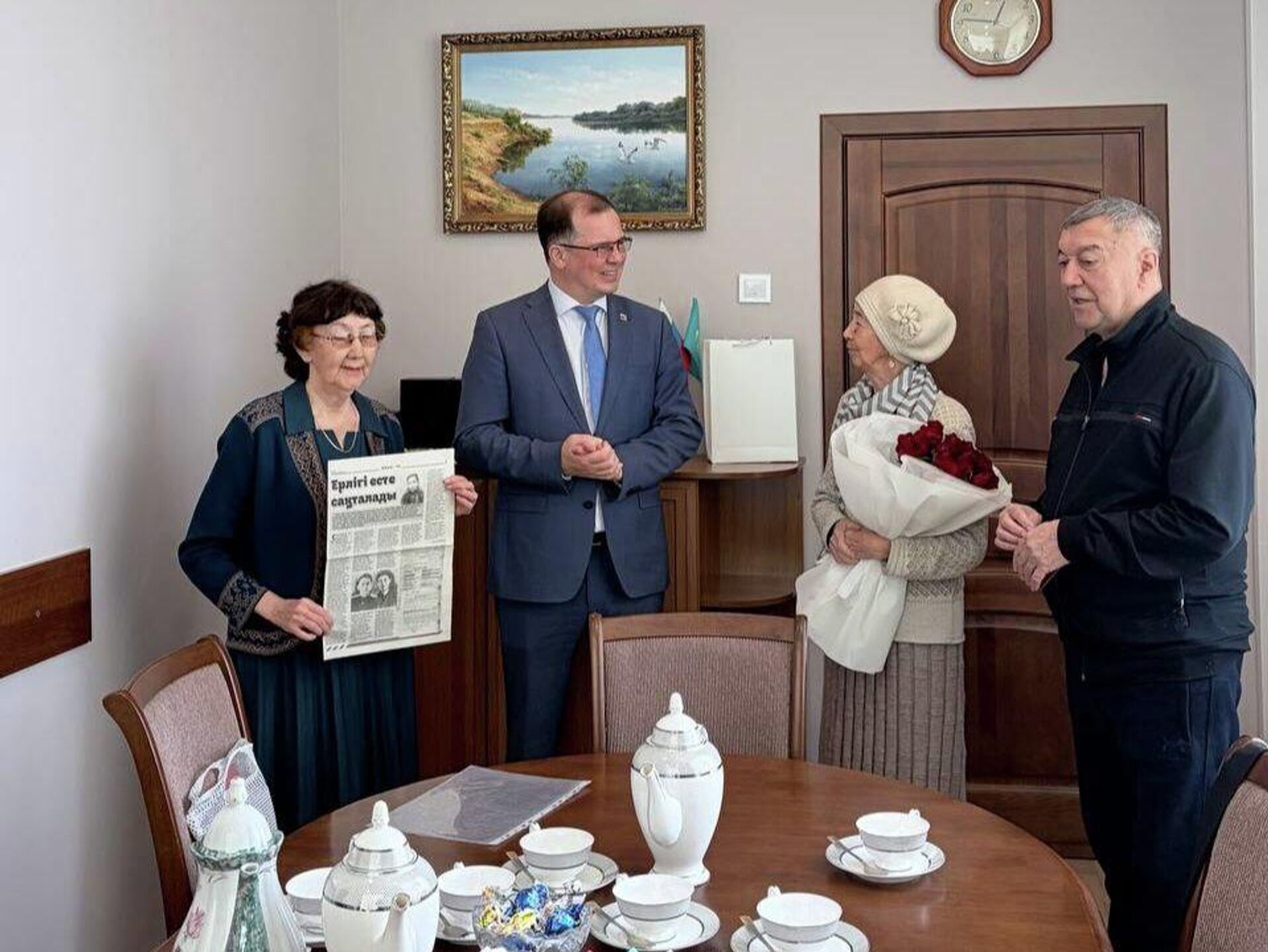 Генконсул РФ в Уральске Алексей Грубый вручил удостоверения к ордену Красной Звезды детям ветерана ВОВ Сабыра Кужекешева  - Sputnik Казахстан, 1920, 26.02.2026