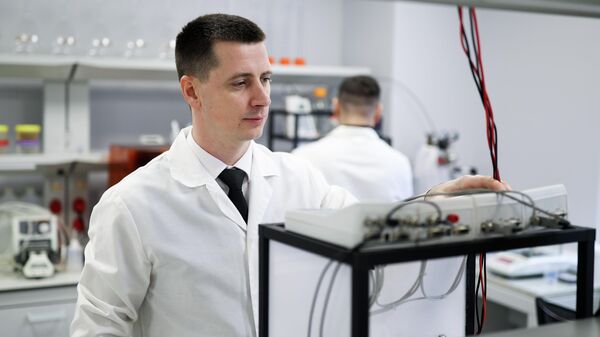 Ученый в лаборатории современных литиевых технологий, архивное фото - Sputnik Казахстан